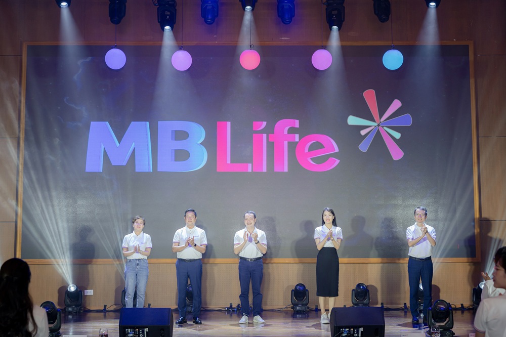 Ban Lãnh đạo MB Life chụp ảnh tại Lễ ra mắt thương hiệu mới.