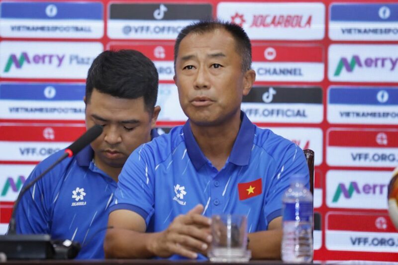 HLV trưởng đội tuyển U20 nữ Việt Nam Okiyama Masahiko phát biểu tại họp báo. Ảnh: VFF
