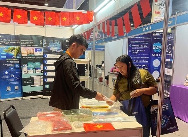 Nhiều đối tác doanh nghiệp Philippines tìm hiểu thông tin doanh nghiệp Việt Nam ngay tại gian hàng của Thương vụ