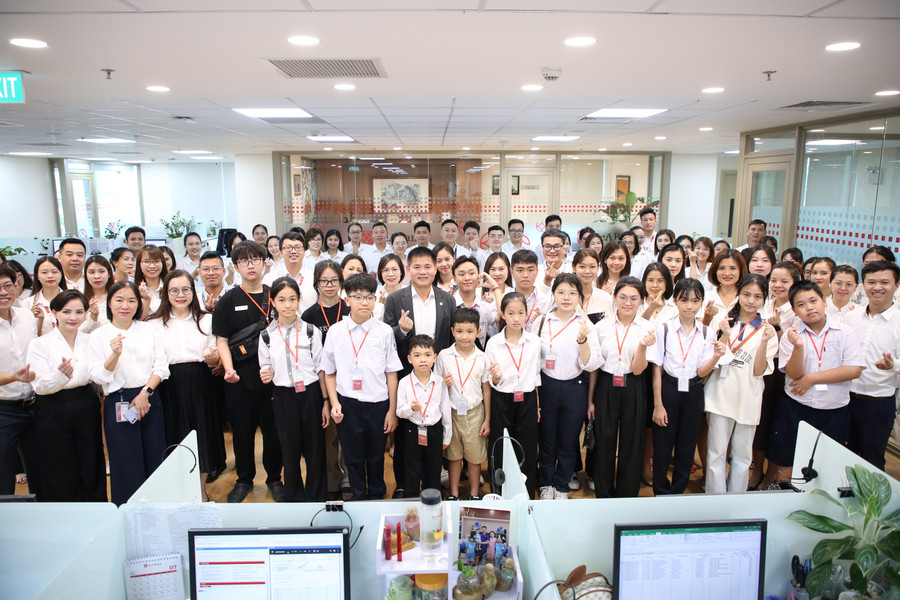 sea-anh-1-cac-em-hoc-sinh-do-quy-uom-mam-uoc-mo-do-dau-hao-huc-khi-duoc-toi-tham-hoi-so-seabank.jpg