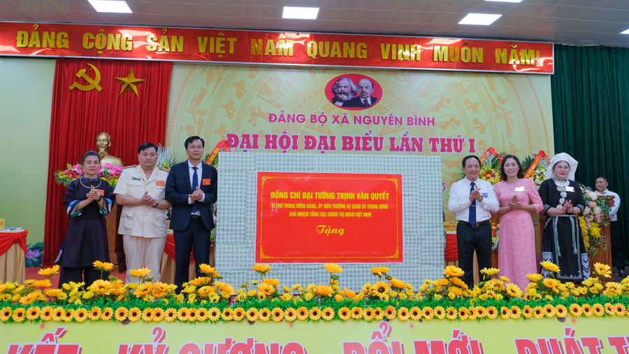 dc-trinh-van-quyet-tang-qua.jpg