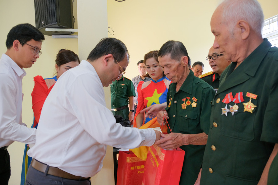 dc-quan-minh-cuong-tang-qua-nguoi-co-cong.jpg