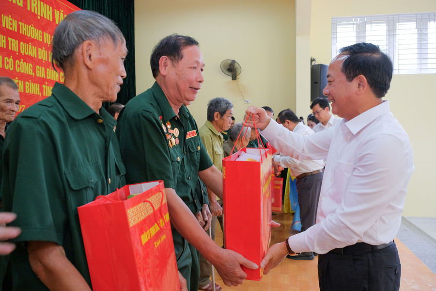 dc-trinh-van-quyet-tang-qua-nguoi-co-cong.jpg