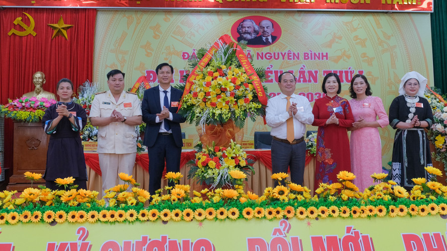 dc-quan-minh-cuong-tang-hoa.jpg