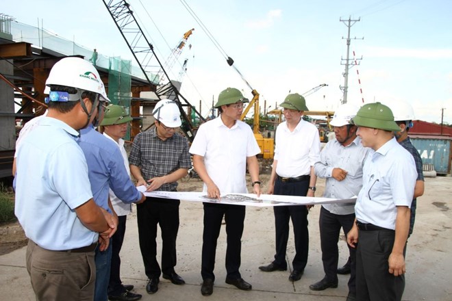 Phó Chủ tịch Thường trực UBND TP Hải Phòng kiểm tra Dự án đầu tư xây dựng đường Vành đai 2. Ảnh: Cổng TTĐT Hải Phòng