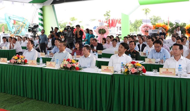 Các đại biểu dự lễ khởi công Dự án Đầu tư xây dựng Nhà ở xã hội tại phường Hoa Lư, tỉnh Ninh Bình. Ảnh: Diệu Anh