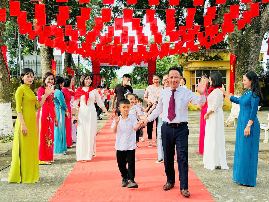 Học sinh lớp 1 Trường Tiểu học Đa Mai hân hoan trong ngày đầu đến trường.
