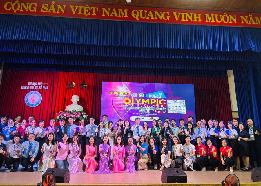 btc-va-cac-doan-chup-anh-luu-niem.jpg