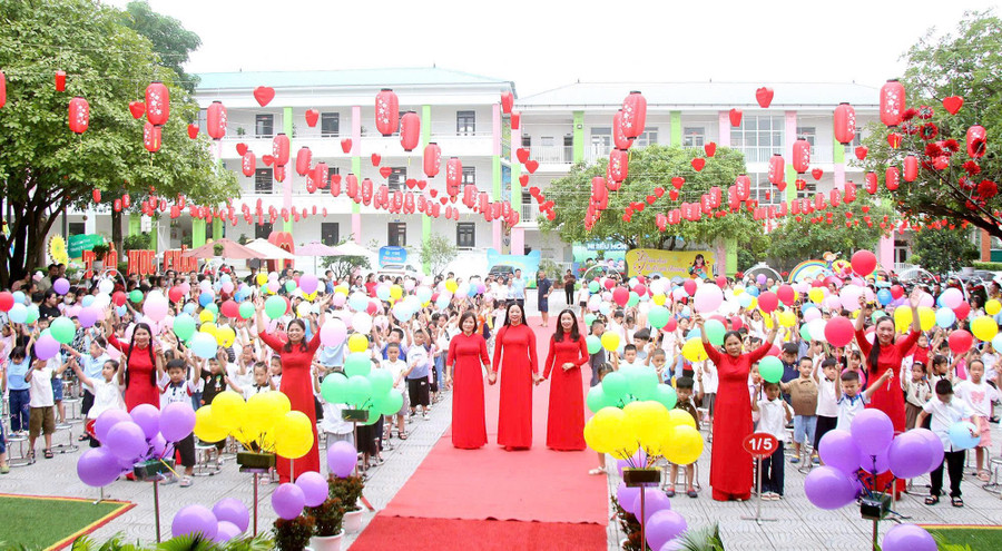Cô và trò Trường Tiểu học Tân Dân nô nức tựu trường.