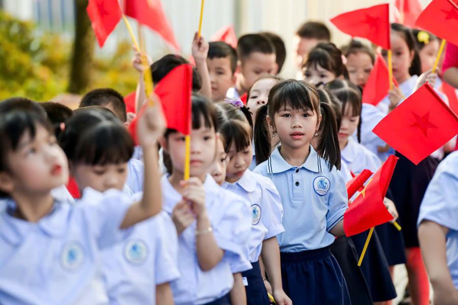Học sinh Trường tiểu học Nguyễn Tất Thành (Nam Định, Ninh Bình) trong ngày khai giảng năm học 2024 - 2025.