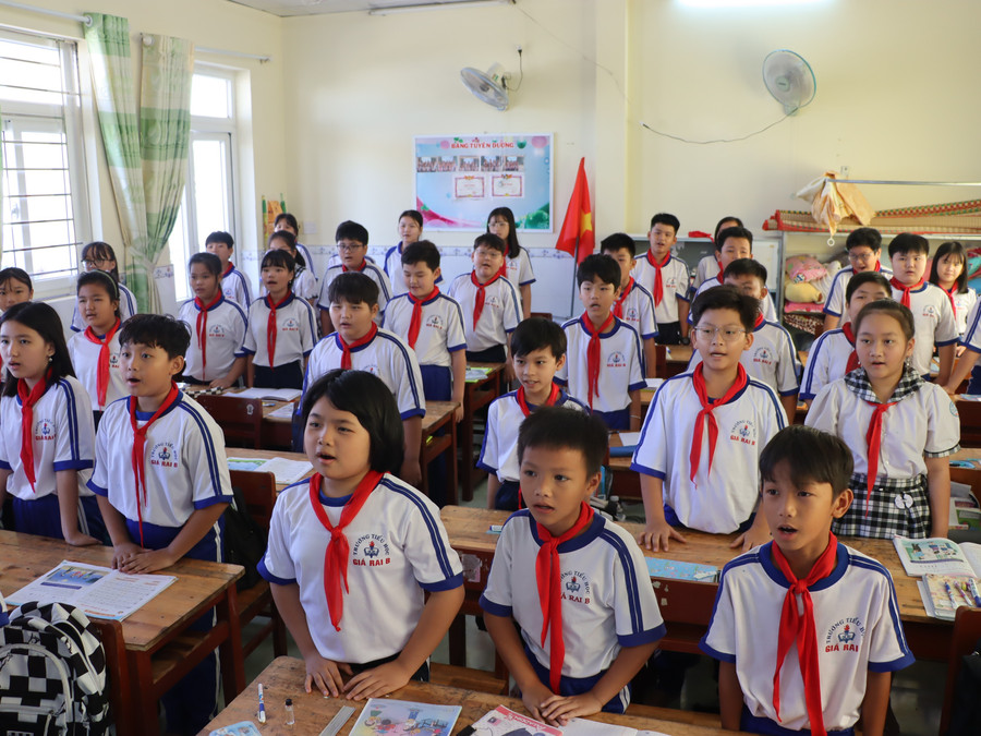 hoc-sinh-truong-tieu-hoc-gia-rai-b-phuong-gia-rai-ca-mau-trong-ngay-tuu-truong.jpg