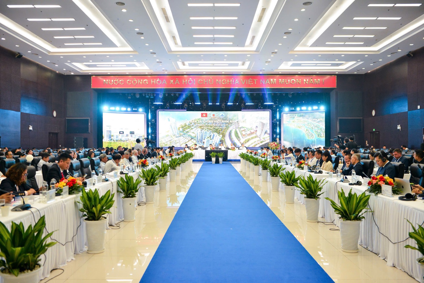 Toàn cảnh phiên toàn thể Diễn đàn tài chính thường niên Việt Nam năm 2025.