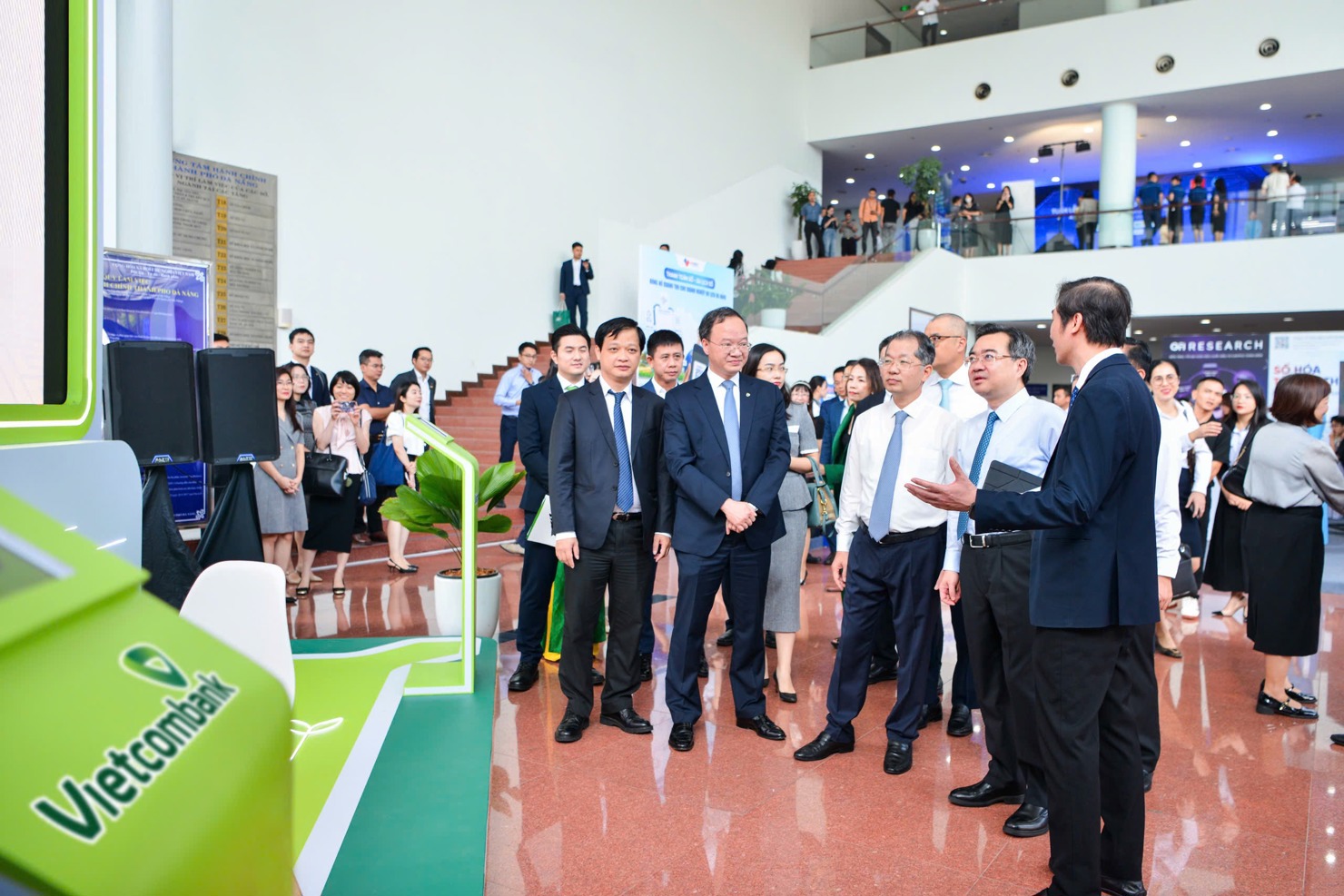 Ông Lê Quang Vinh - Tổng Giám đốc Vietcombank cùng ông Nguyễn Thanh Nghị - UV BCH TW Đảng, Trưởng Ban Chính sách, chiến lược Trung ương và đoàn đại biểu  thăm không gian triển lãm của Vietcombank.