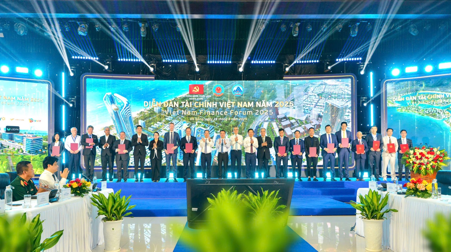 Toàn cảnh lễ trao biên bản ghi nhớ hợp tác .