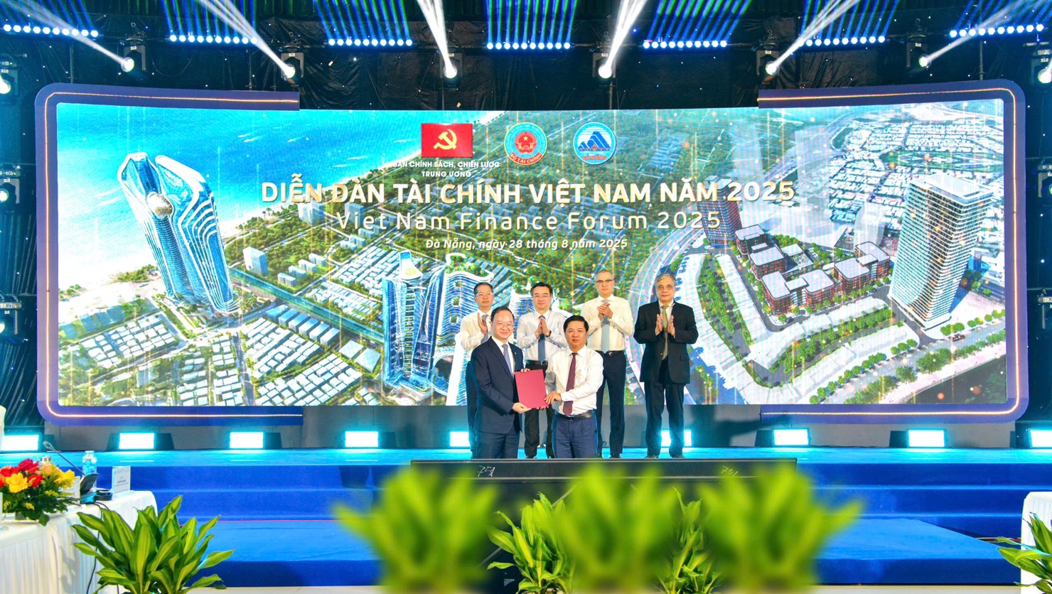 Ông Lê Quang Vinh - Tổng Giám đốc Vietcombank và ông Lương Nguyễn Minh Triết - Chủ tịch UBND TP. Đà Nẵng trao biên bản ghi nhớ hợp tác.