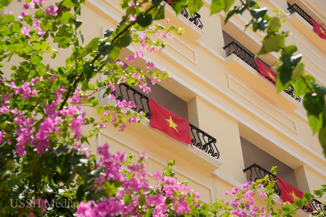 Cờ Tổ quốc ngập tràn trong khuôn viên Trường Đại học Khoa học Xã hội và Nhân văn, Đại học Quốc gia Hà Nội. Ảnh: Fanpage nhà trường