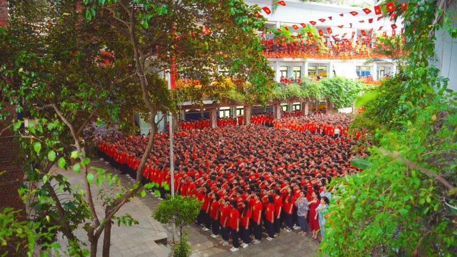Học sinh Trường THCS&THPT Lương Thế Vinh (Phường Thanh Liệt, Hà Nội) mặc áo cờ đỏ sao vàng vào mỗi thứ Hai đầu tuần. Ảnh: Nhà trường cung cấp