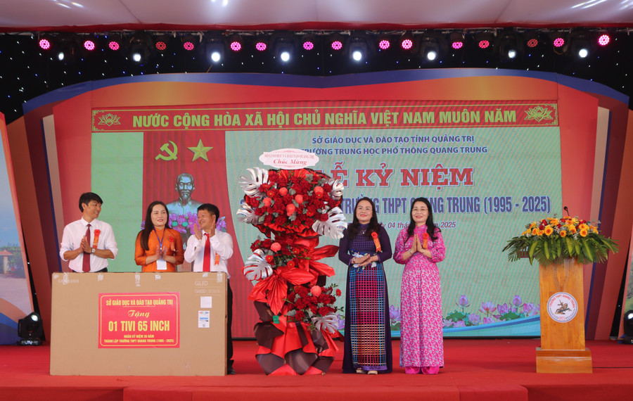Lãnh đạo Sở GD&ĐT tỉnh Quảng Trị tặng quà cho Trường THPT Quang Trung.