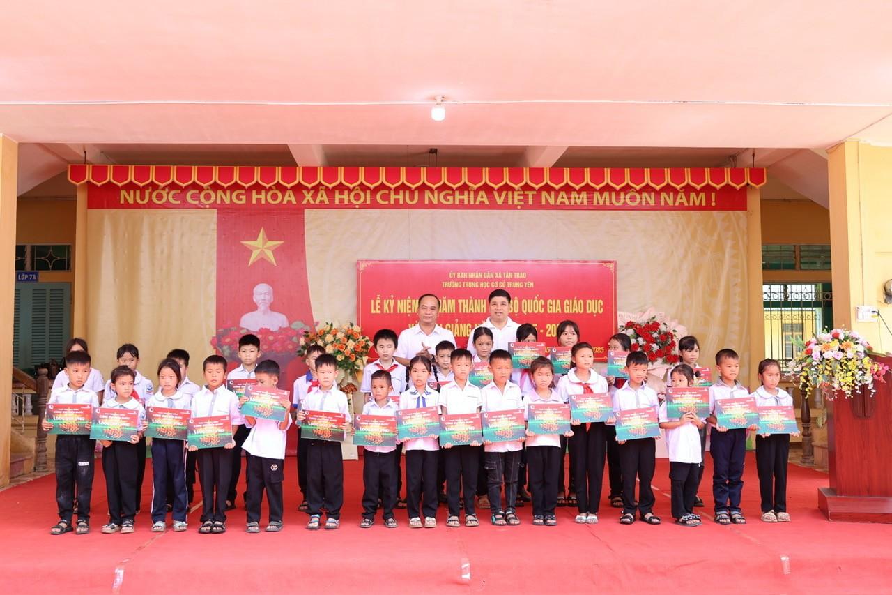 Đại diện Vietcombank trao học bổng cho các em học sinh Trường Tiểu học Tân Trào và Trường Tiểu học Tôn Đức Thắng.