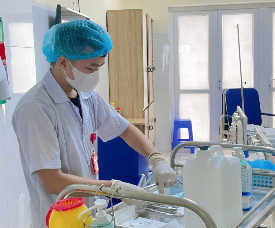 Sinh viên Trường Cao đẳng Dược Hà Nội thực tập tại bệnh viện phổi Trung ương.