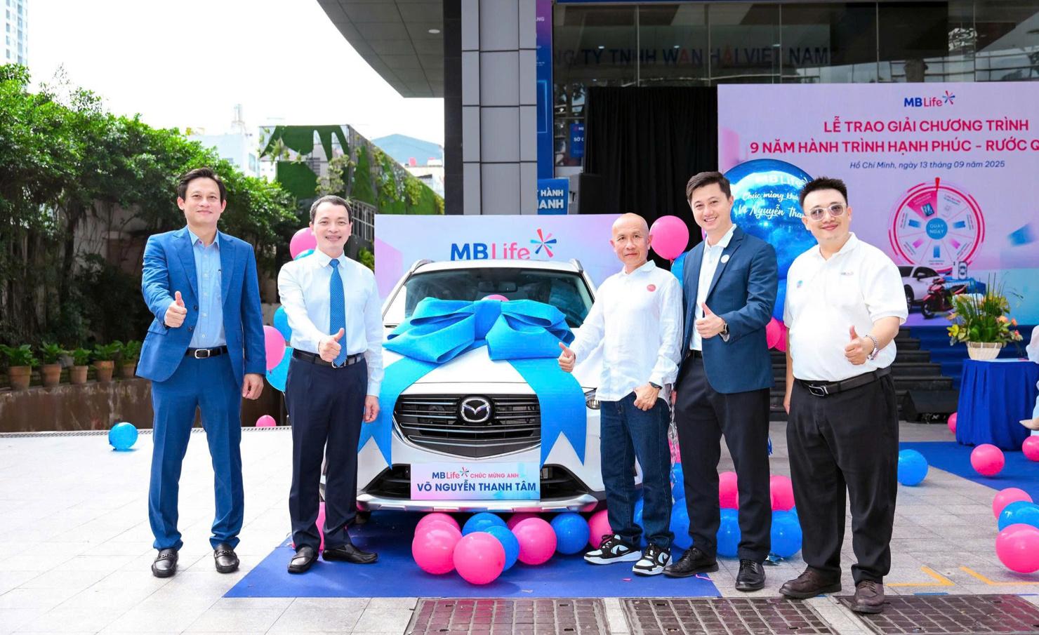 Đại diện Bảo hiểm MB Life trao giải cho khách hàng trúng thưởng Chương trình quay số tháng