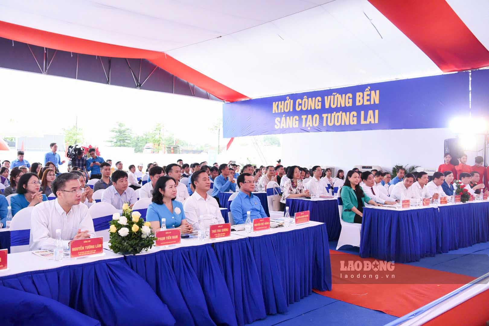 Các đại biểu dự lễ khởi công. Ảnh: Trần Tuấn
