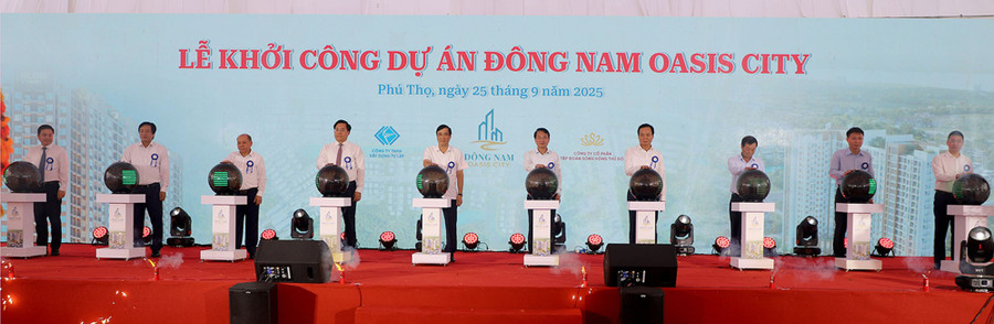 Các đại biểu thực hiện nghi lễ khởi công dự án.