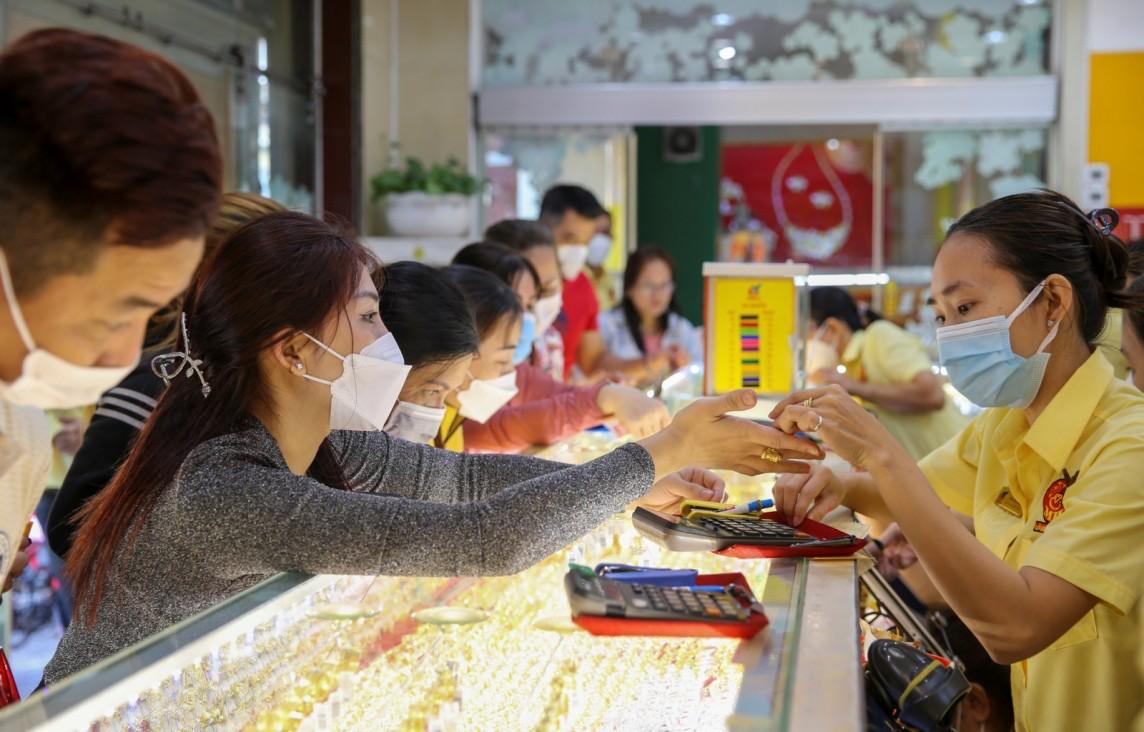 Pháp luật hiện hành quy định, doanh nghiệp, hộ kinh doanh, cá nhân nhập khẩu và bán ra vàng miếng thuộc đối tượng không chịu thuế GTGT. Ảnh: TL
