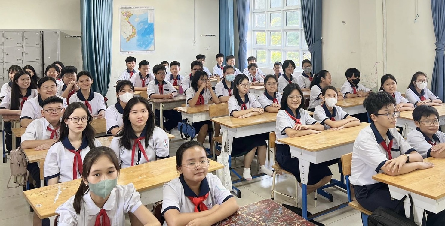 Học sinh đến trường không phải đóng góp thêm khoản nào ngoài quy định. Ảnh. L.V