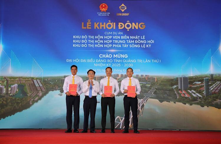 Trao quyết định đầu tư dự án. Ảnh: Công Sáng