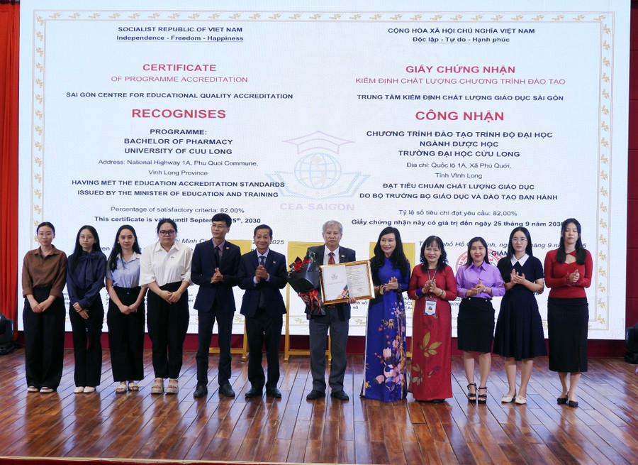 Ban tổ chức trao chứng nhận đạt chuẩn kiểm định chất lượng CTĐT ngành Dược học.