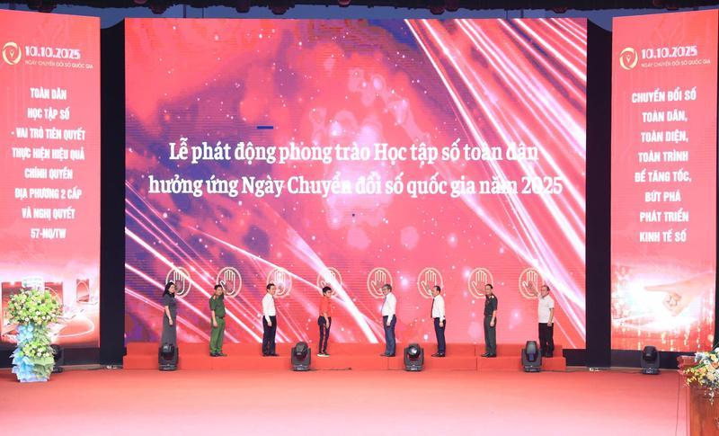 Các đại biểu thực hiện nghi thức phát động phong trào “Học tập số toàn dân”.