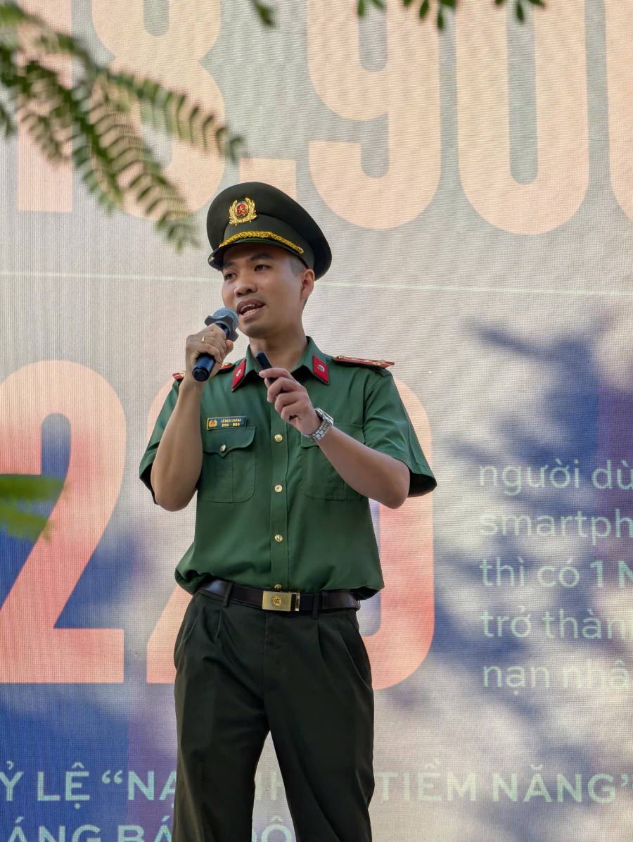 Báo cáo viên của Phòng An ninh mạng và phòng, chống tội phạm sử dụng công nghệ cao ốt chức tuyên truyền nội dung “Nâng cao nhận thức về nguy cơ dụ dỗ,, thao túng, lừa đảo, “bắt cóc” qua không gian mạng nhắm vào trẻ em và thanh thiều niên“. Ảnh: Thái Bảo.