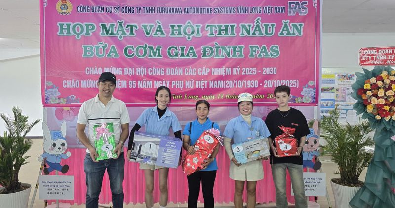 Hội thi nấu ăn chào mừng Ngày Phụ nữ Việt Nam 20.10 với 20 đội tham gia, đội “Tươi Xanh” của Bộ phận Chế tạo xuất sắc đoạt giải Nhất. Ảnh: Hoàng Lộc