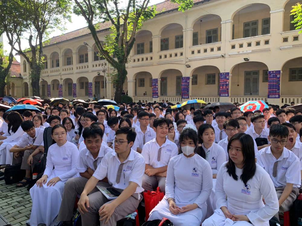 Các em học sinh tại trường THPT Chuyên Lê Hồng Phong chăm chú lắng nghe. Ảnh: Thái Bảo.