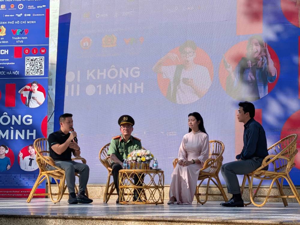 Các diễn giả chia sẻ trong chương trình. Ảnh: Thái Bảo.