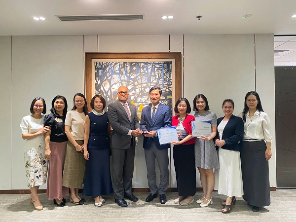 Ông Vũ Quang Đông - Phó Giám đốc Khối phụ trách điều hành Khối vốn & Thị trường của Vietcombank (đứng thứ 5 từ phải sang) nhận giải thưởng từ đại diện Ngân hàng J.P. Morgan Chase