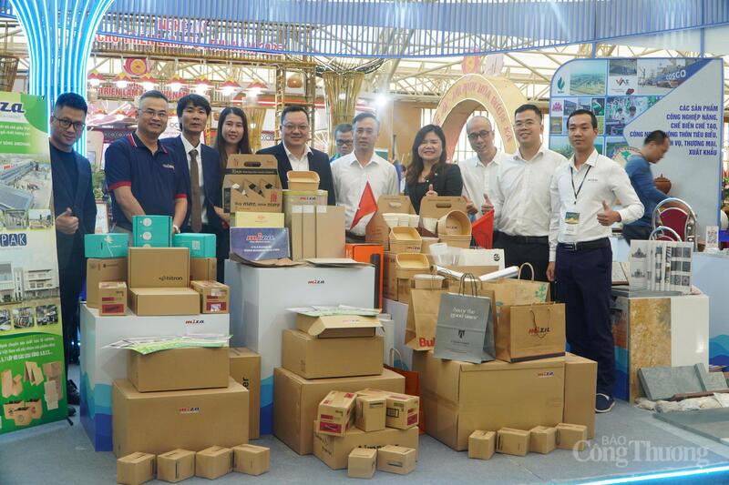 Ban lãnh đạo Tập đoàn Miza tại gian hàng của công ty