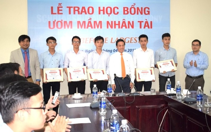 Doanh nghiệp đồng hành trao học bổng ươm mầm tài năng. anh-3-bai-gdtd.jpg