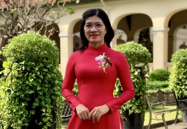 Bà Phạm Thị Bé Hiền, Hiệu trưởng Trường THPT chuyên Lê Hồng phong. giang-day-ai.png