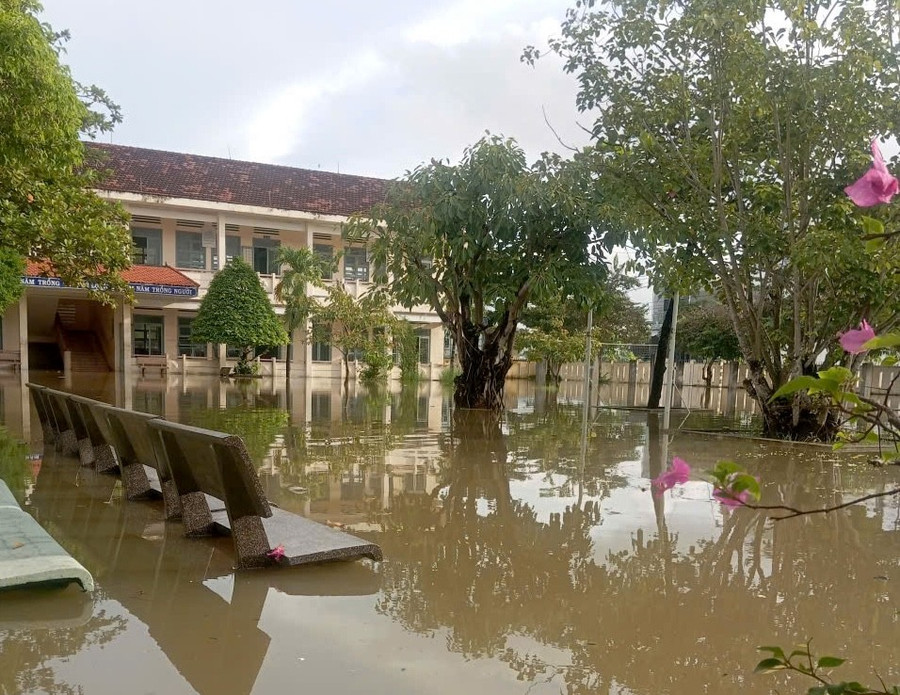Nước dâng cao vào khuôn viên trường nên học sinh không thể đi học. z7169920139649-1766ebf5a1580753415e476aba568903.jpg