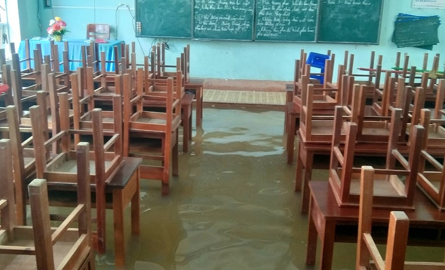 Cán bộ, giáo viên kê bàn ghế, di dời trang thiết bị dạy học để tránh hư hỏng. z7169921353044-371d410746bab97a32b27e1b9a99452c.jpg