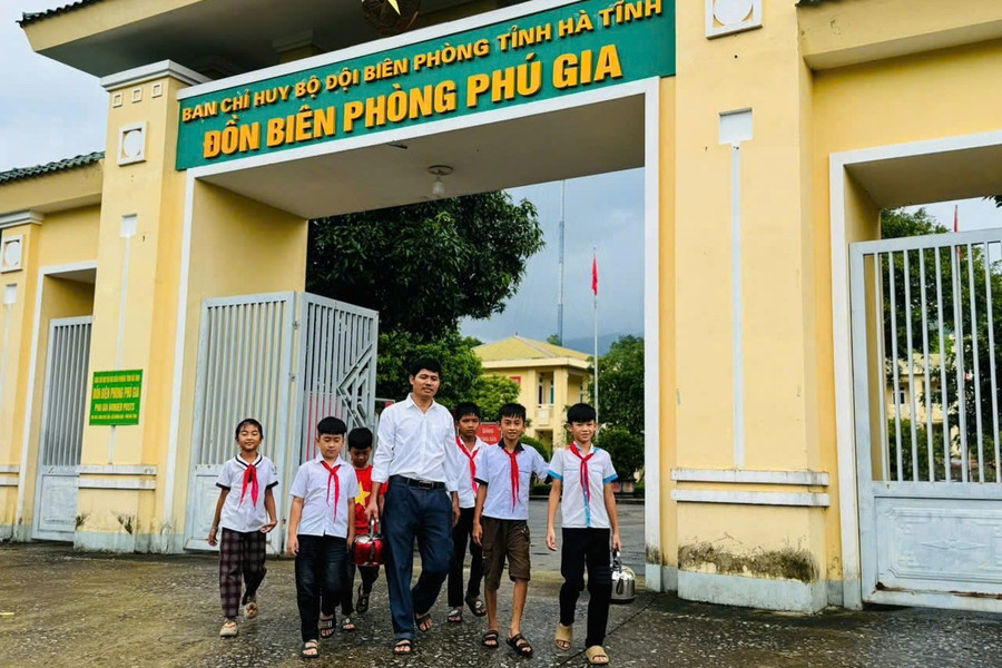 Thầy Chung dẫn học trò tới tham quan Đồn biên phòng Phú Gia. (Ảnh: Đ.C)