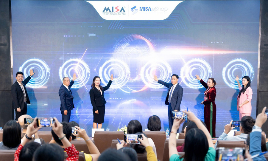 Các đại biểu thực hiện nghi thức kích hoạt tại Lễ công bố chương trình 'Tặng miễn phí phần mềm cho 2 triệu hộ kinh doanh thực hiện xóa bỏ thuế khoán theo Nghị quyết 68-NQ/TW'. Ảnh: VGP