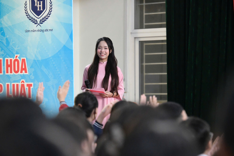 Học sinh Trường Tiểu học Yên Hòa sôi nổi trao đổi kiến thức pháp luật tại chương trình. t1.jpg