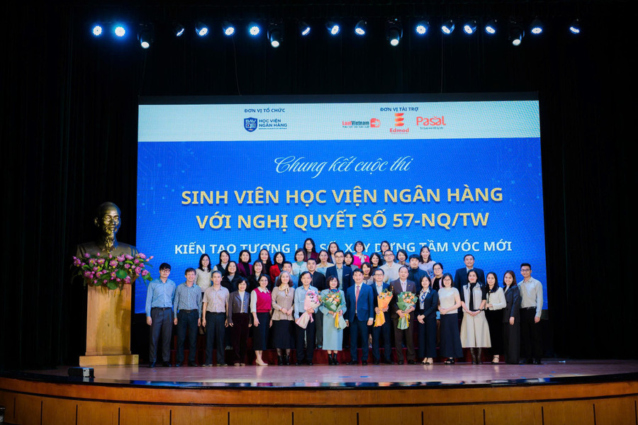 Lãnh đạo Học viện Ngân hàng cùng các đại biểu khách mời chụp ảnh lưu niệm cuối chương trình. 56.jpg