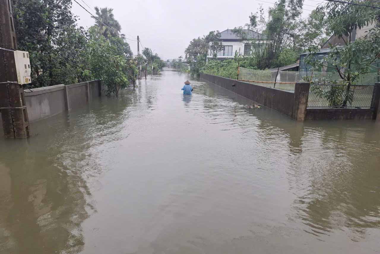 Đường liên thôn ở tổ dân phố Tân Hòa, phường Hà Huy Tập còn ngập. Ảnh: Trần Tuấn.