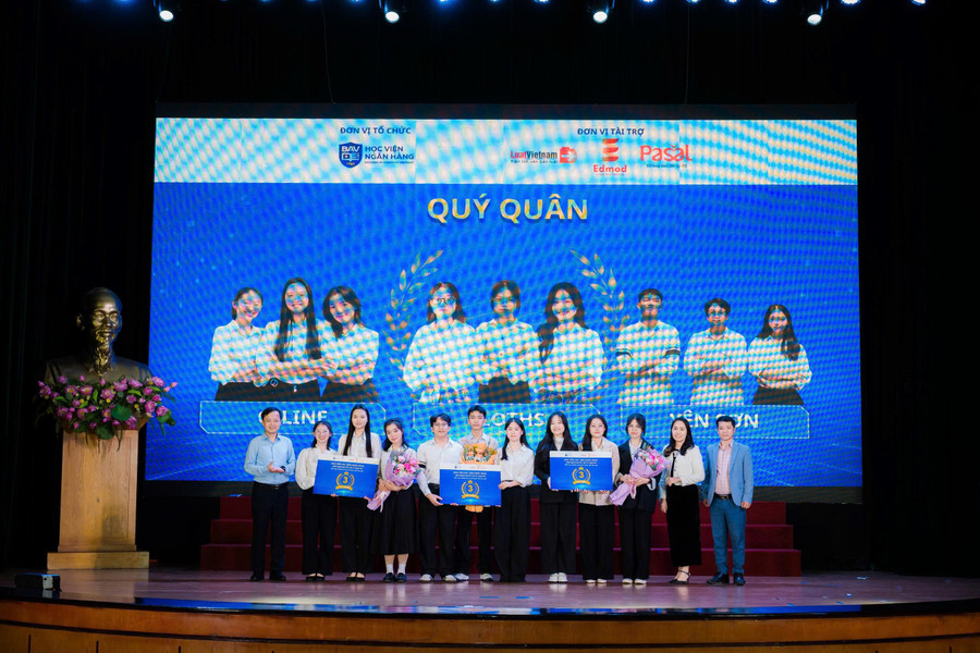 Ban tổ chức trao giải cho ba đội đồng hạng Ba. 35.jpg