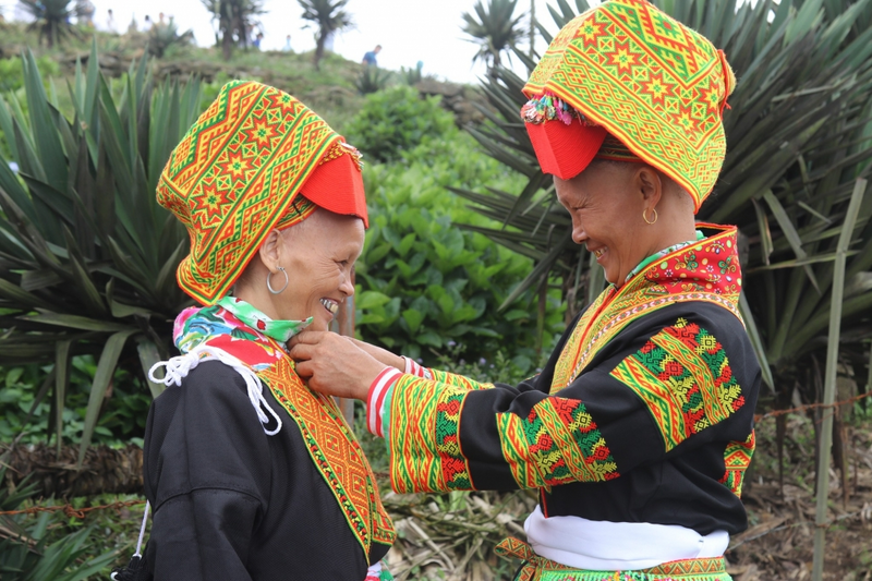 Những người phụ nữ dân tộc Dao Lô Gang tại vùng núi Mẫu Sơn (Lạng Sơn) sửa soạn xuống chợ. Ảnh: VGP/Thúy Hồng