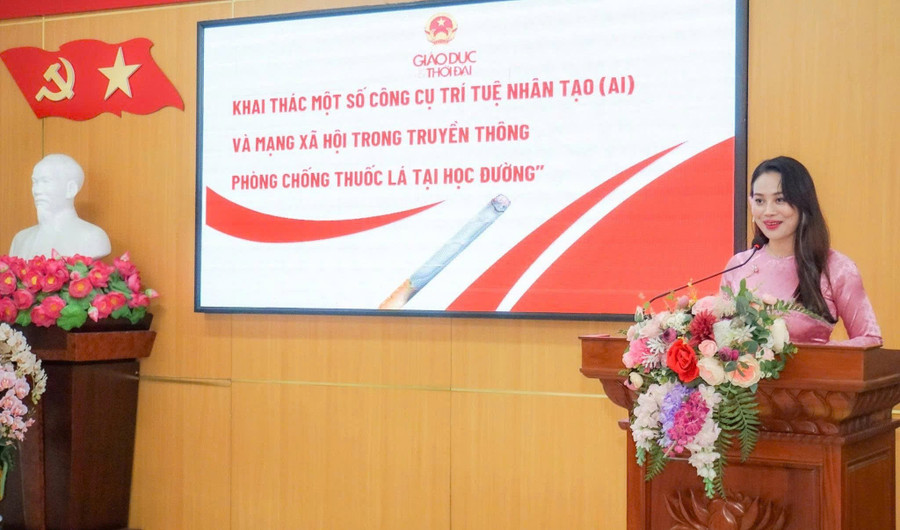 Cô Phùng Thị Thu Trang – Phó Hiệu trưởng Trường THCS Nguyễn Du tham luận tại Hội thảo. img-20251105-110815.jpg